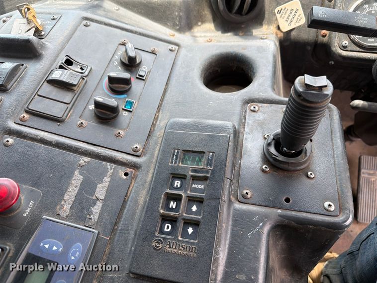 image for item FM7575 2009 Autocar Xpeditor refuse truck