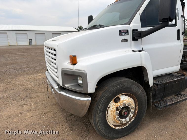 image for item FM7576 2005 GMC C7500 roll-off container truck
