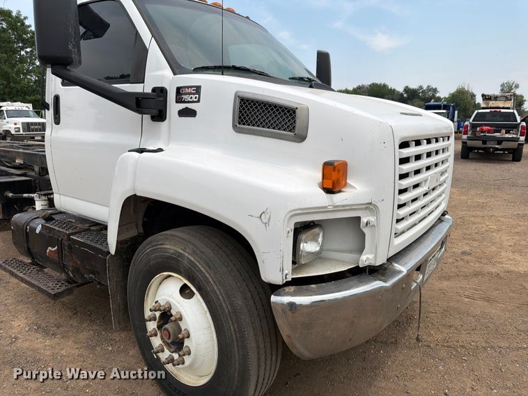 image for item FM7576 2005 GMC C7500 roll-off container truck