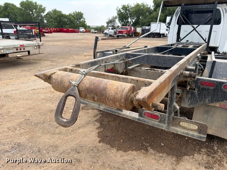 image for item FM7576 2005 GMC C7500 roll-off container truck