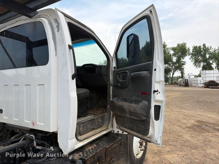 image for item FM7576 2005 GMC C7500 roll-off container truck