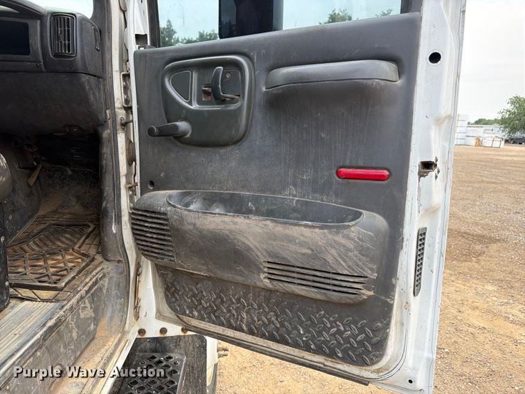 image for item FM7576 2005 GMC C7500 roll-off container truck