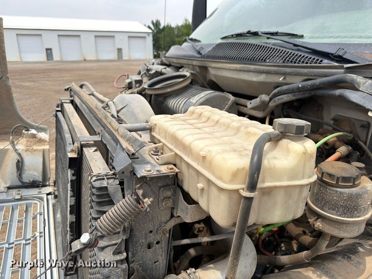 image for item FM7576 2005 GMC C7500 roll-off container truck