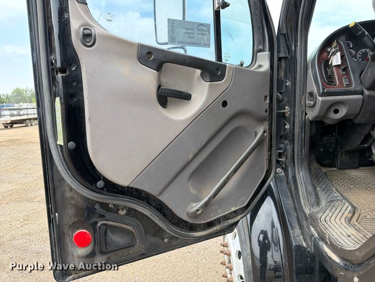 image for item FM7577 2011 Freightliner Business Class M2 Crew Cab hook lift truck
