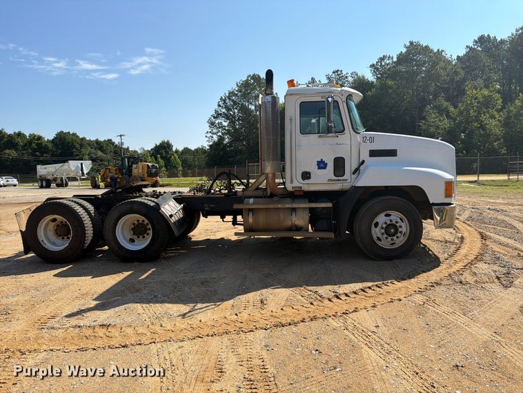 image for item FN2012 2000 Mack CH613 semi truck