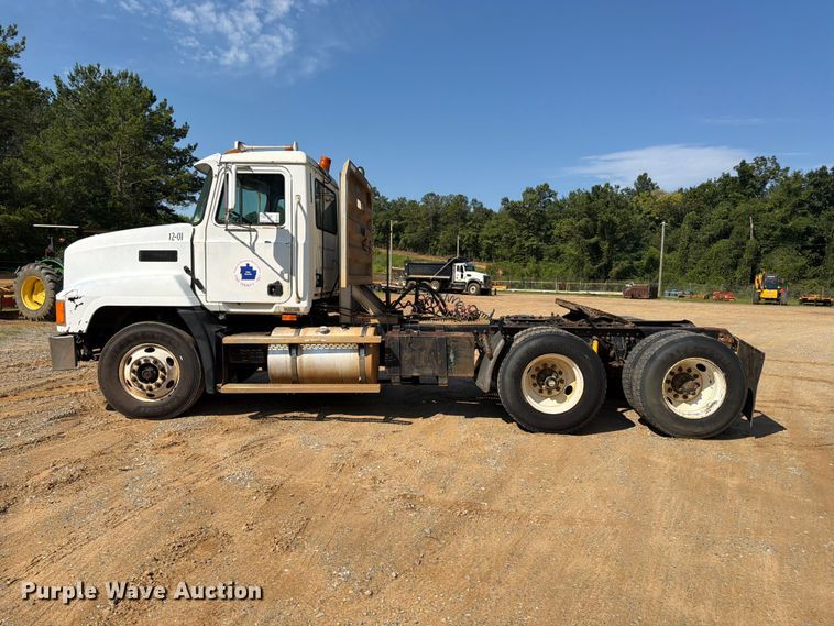 image for item FN2012 2000 Mack CH613 semi truck