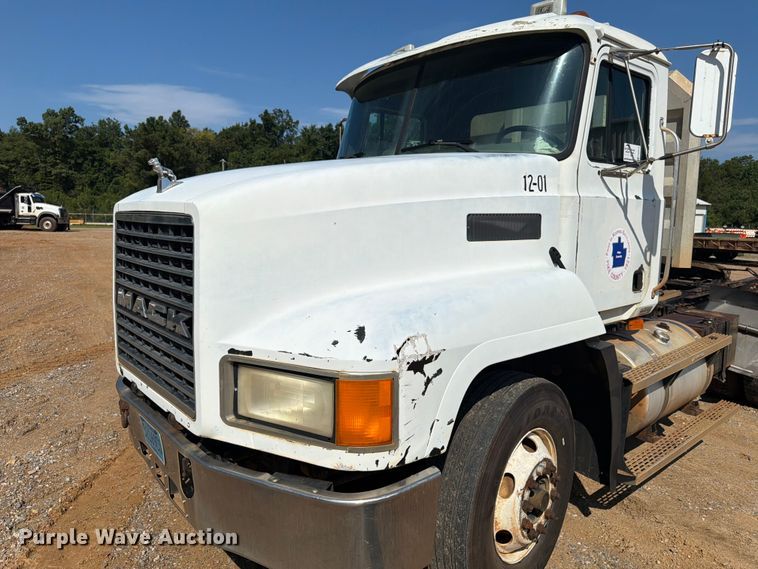 image for item FN2012 2000 Mack CH613 semi truck
