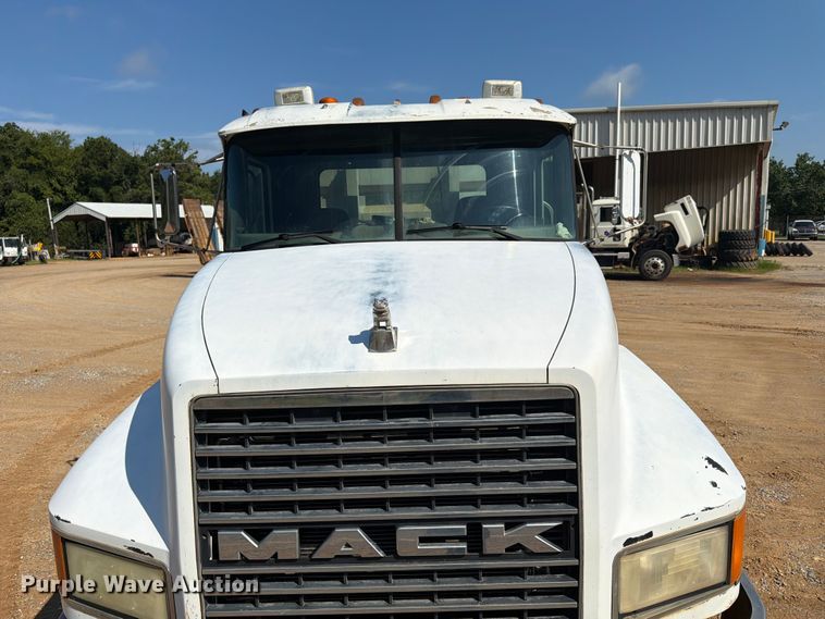 image for item FN2012 2000 Mack CH613 semi truck