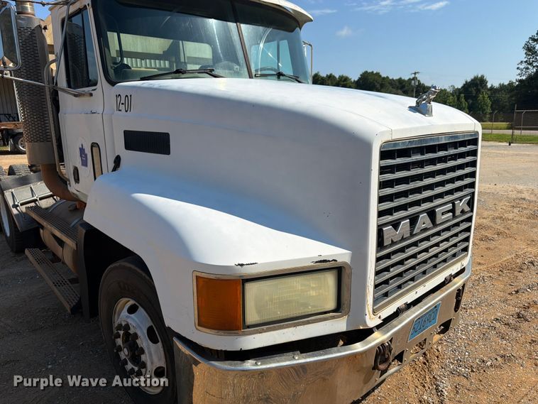 image for item FN2012 2000 Mack CH613 semi truck