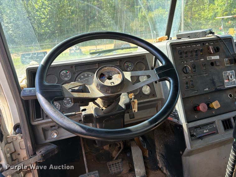 image for item FN2012 2000 Mack CH613 semi truck