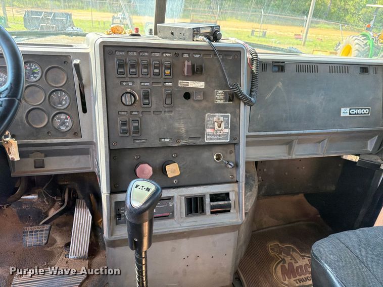 image for item FN2012 2000 Mack CH613 semi truck