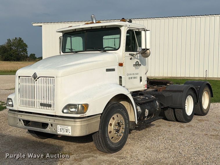 2000 International 9100 semi truck