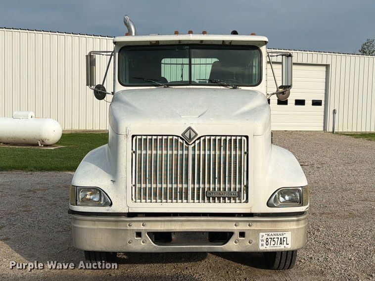 image for item FN2526 2000 International 9100 semi truck