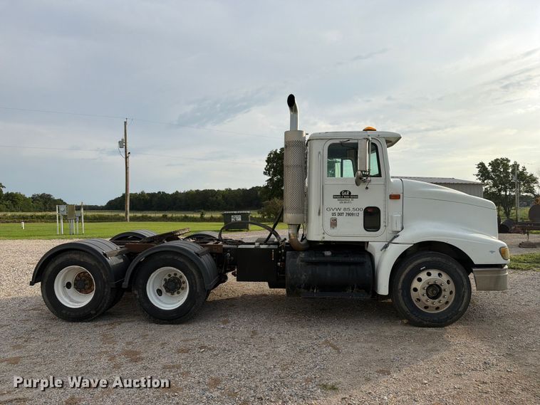 image for item FN2526 2000 International 9100 semi truck