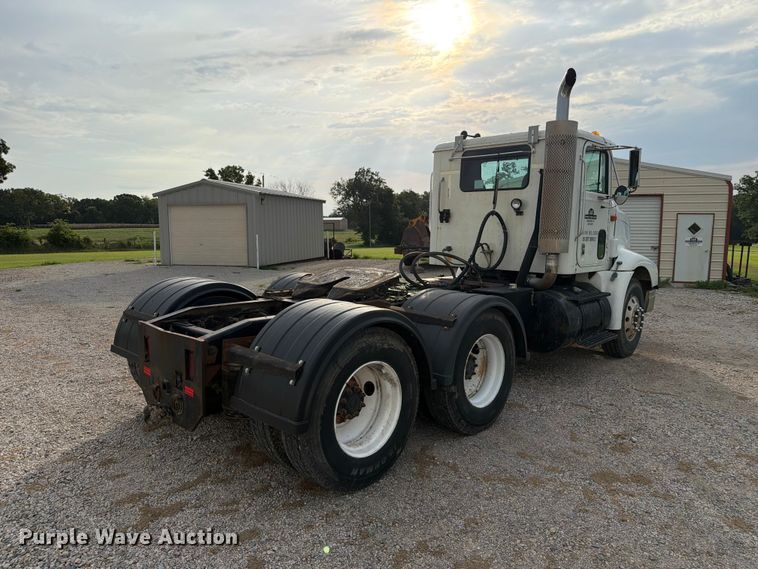 image for item FN2526 2000 International 9100 semi truck