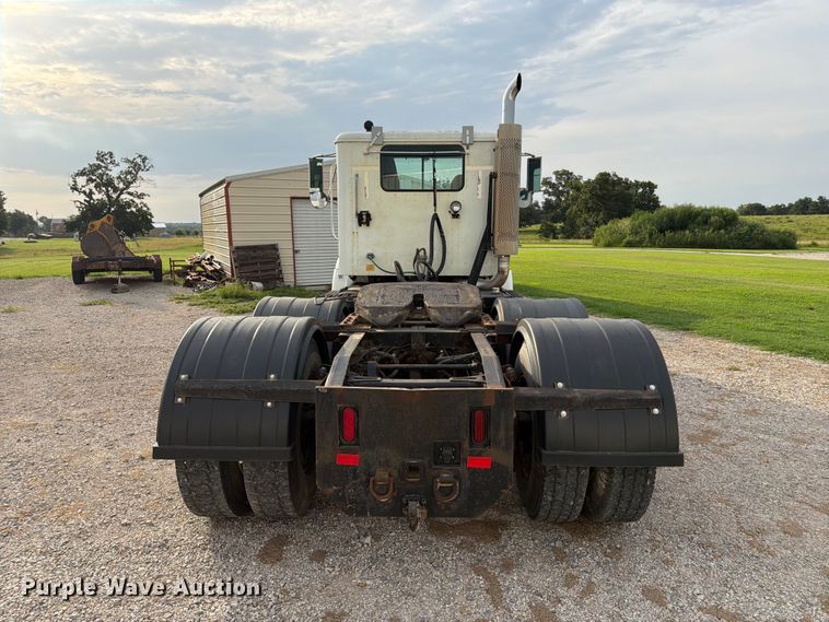 image for item FN2526 2000 International 9100 semi truck