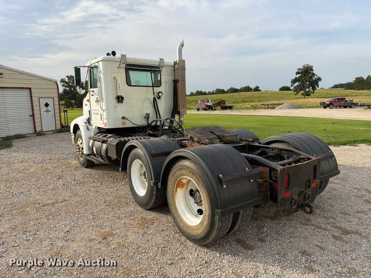image for item FN2526 2000 International 9100 semi truck