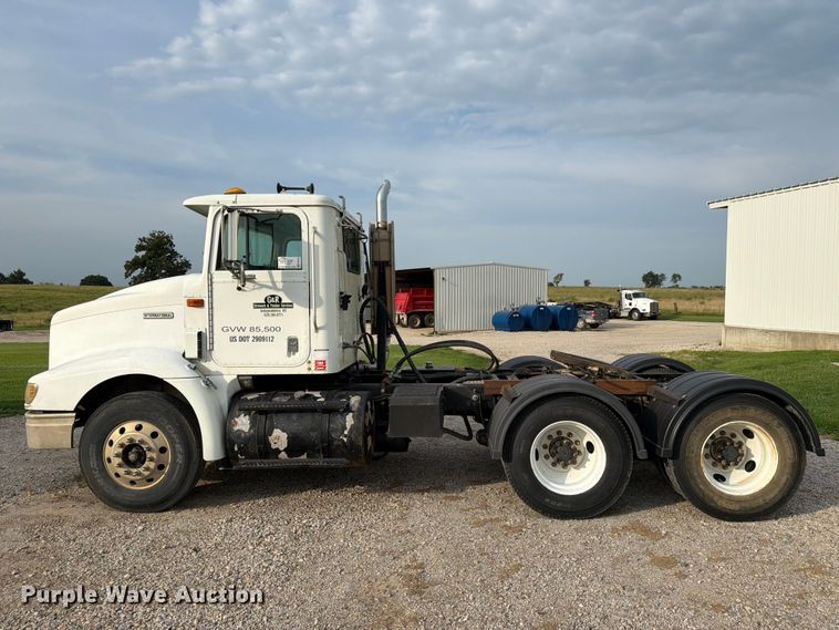 image for item FN2526 2000 International 9100 semi truck