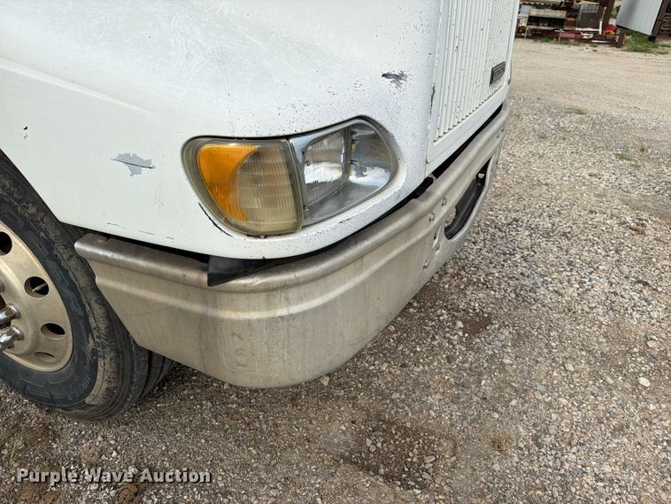 image for item FN2526 2000 International 9100 semi truck