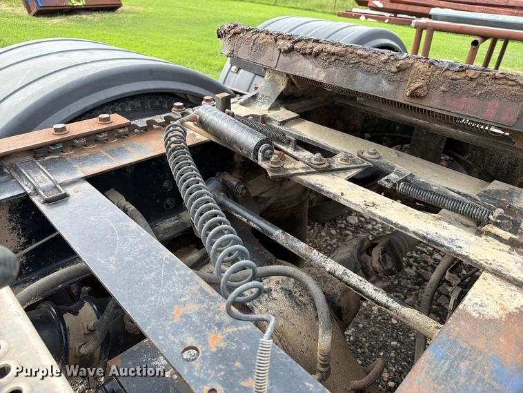 image for item FN2526 2000 International 9100 semi truck
