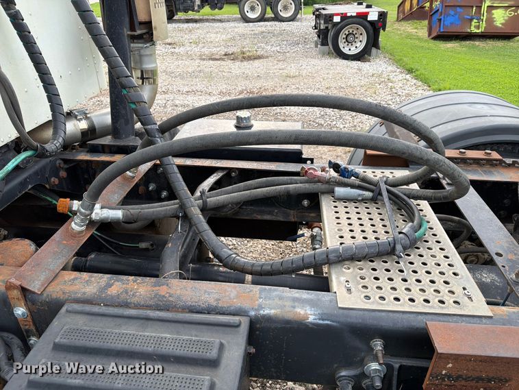 image for item FN2526 2000 International 9100 semi truck