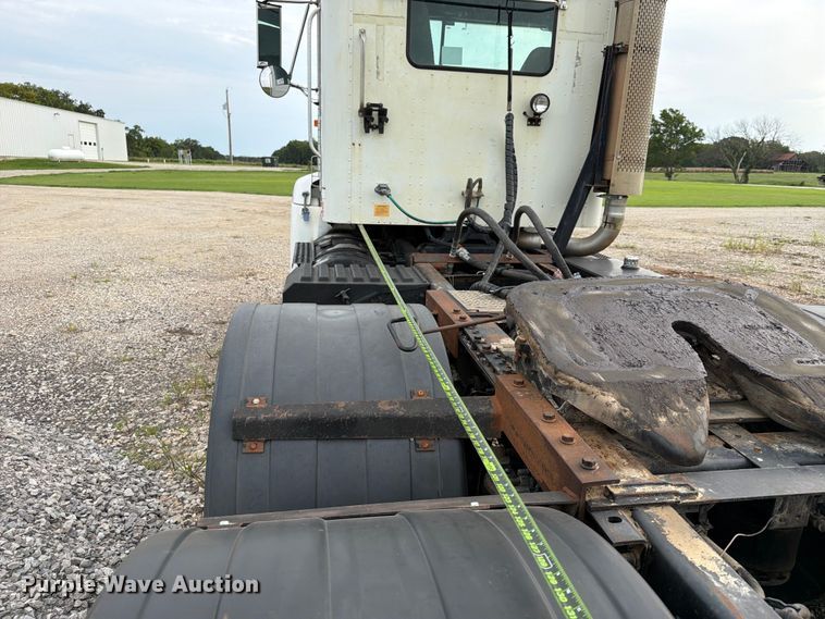 image for item FN2526 2000 International 9100 semi truck