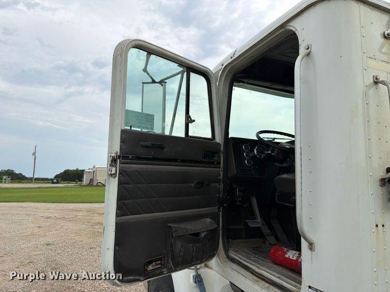 image for item FN2526 2000 International 9100 semi truck