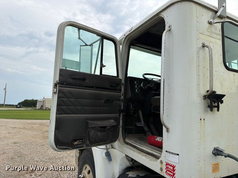 image for item FN2526 2000 International 9100 semi truck