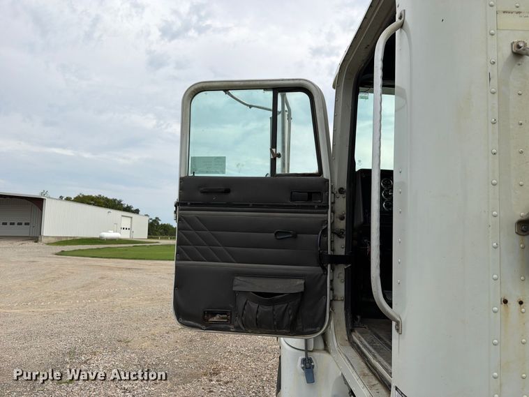 image for item FN2526 2000 International 9100 semi truck