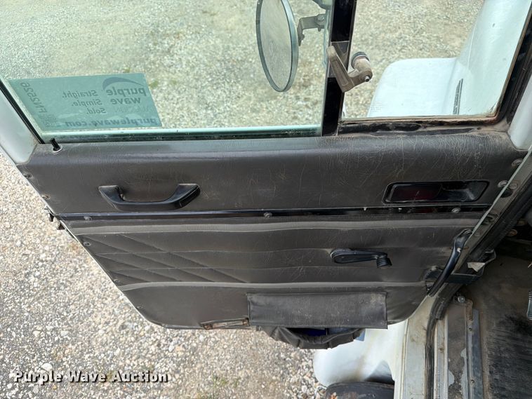 image for item FN2526 2000 International 9100 semi truck