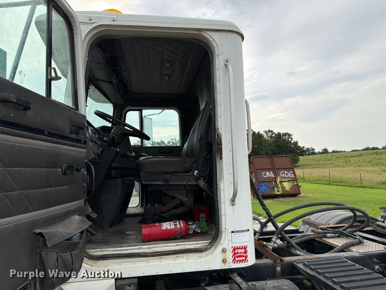 image for item FN2526 2000 International 9100 semi truck