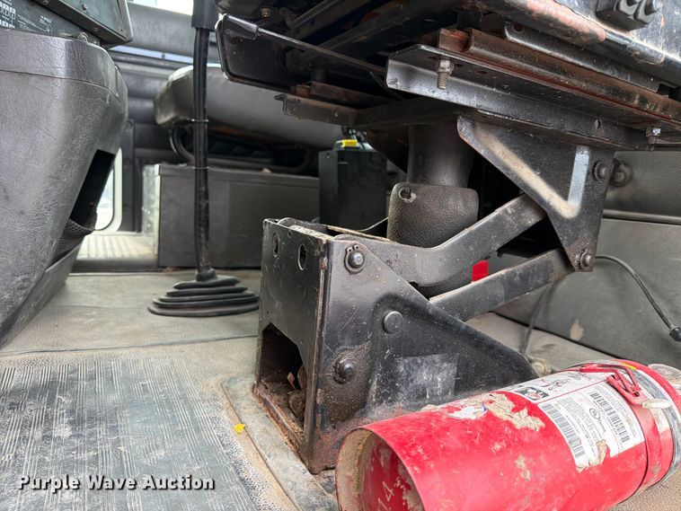 image for item FN2526 2000 International 9100 semi truck