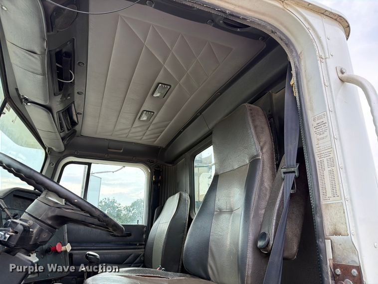 image for item FN2526 2000 International 9100 semi truck