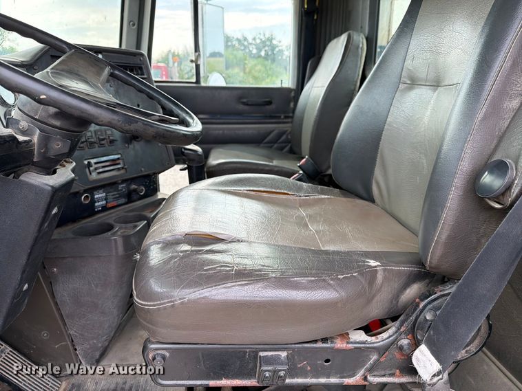 image for item FN2526 2000 International 9100 semi truck