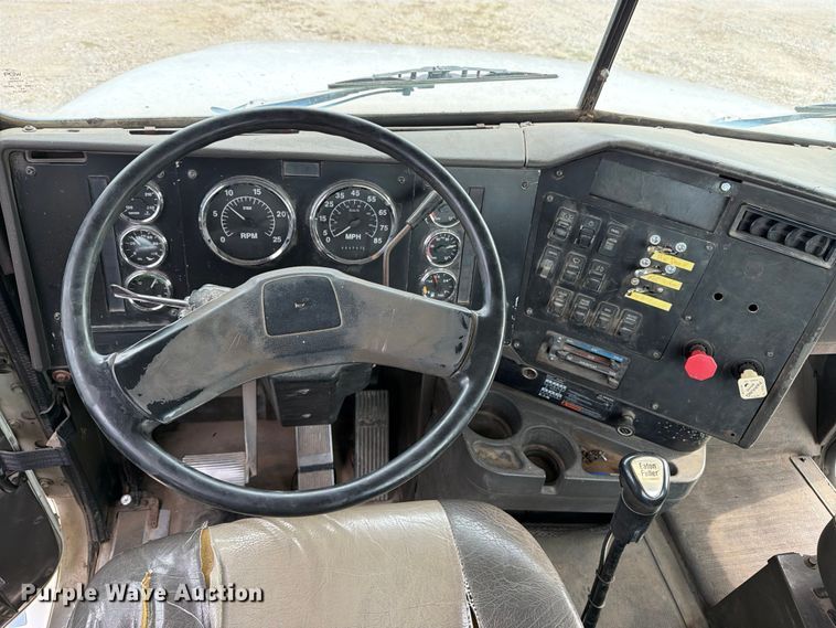 image for item FN2526 2000 International 9100 semi truck