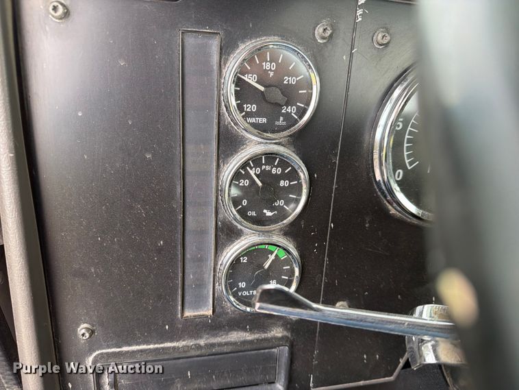 image for item FN2526 2000 International 9100 semi truck