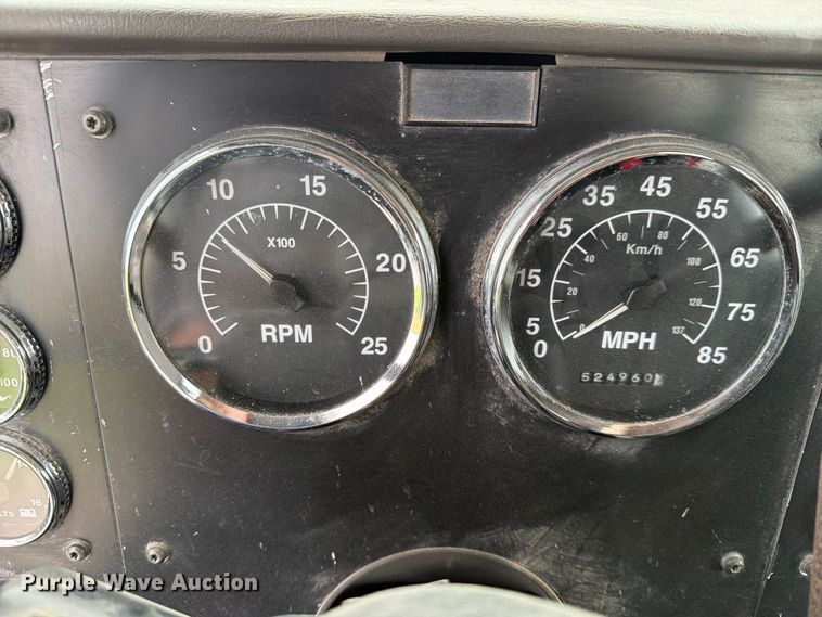 image for item FN2526 2000 International 9100 semi truck