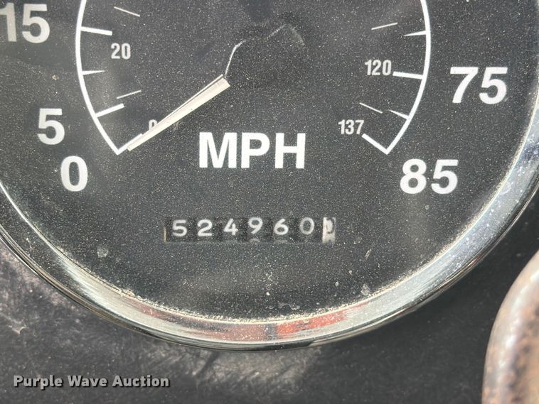 image for item FN2526 2000 International 9100 semi truck