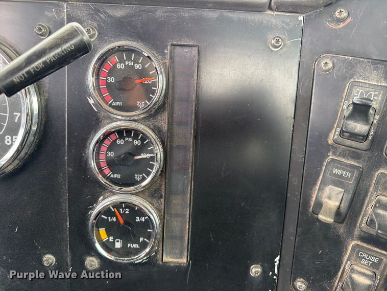 image for item FN2526 2000 International 9100 semi truck