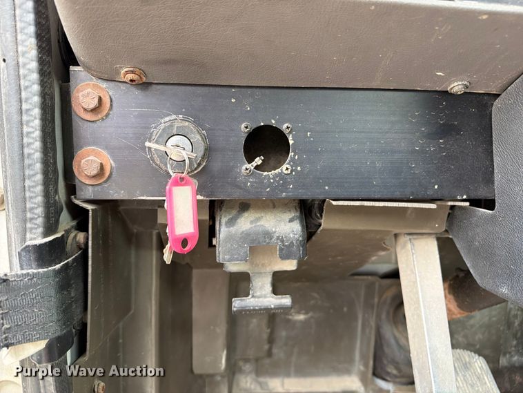 image for item FN2526 2000 International 9100 semi truck