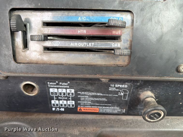 image for item FN2526 2000 International 9100 semi truck