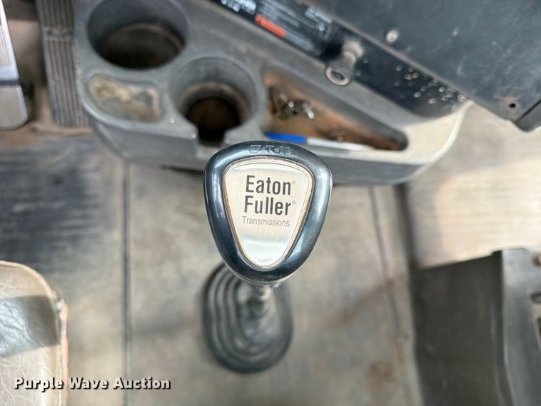 image for item FN2526 2000 International 9100 semi truck
