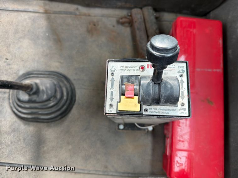 image for item FN2526 2000 International 9100 semi truck