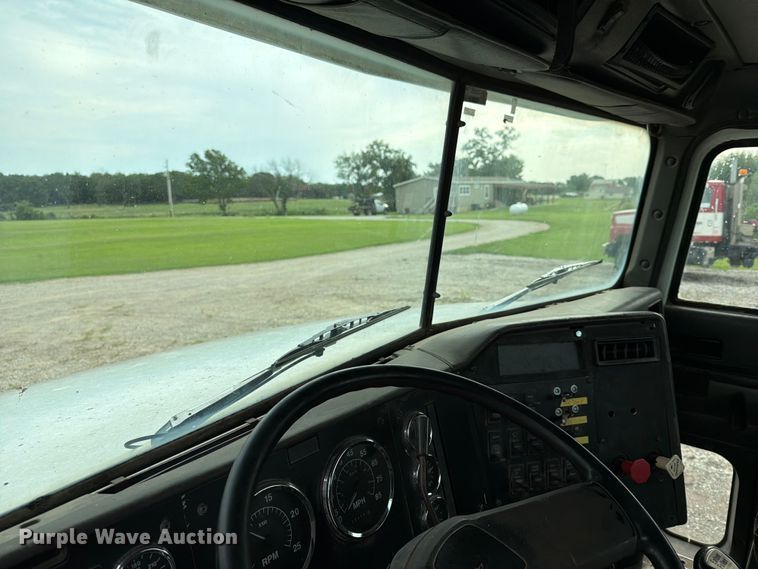 image for item FN2526 2000 International 9100 semi truck