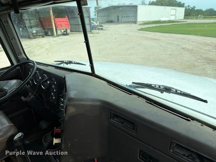 image for item FN2526 2000 International 9100 semi truck