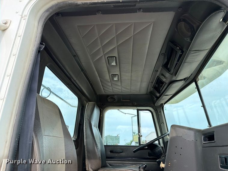 image for item FN2526 2000 International 9100 semi truck
