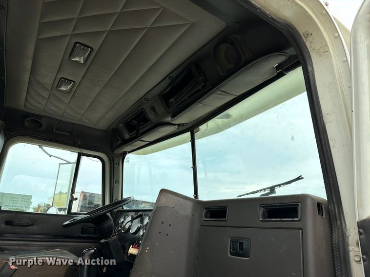 image for item FN2526 2000 International 9100 semi truck