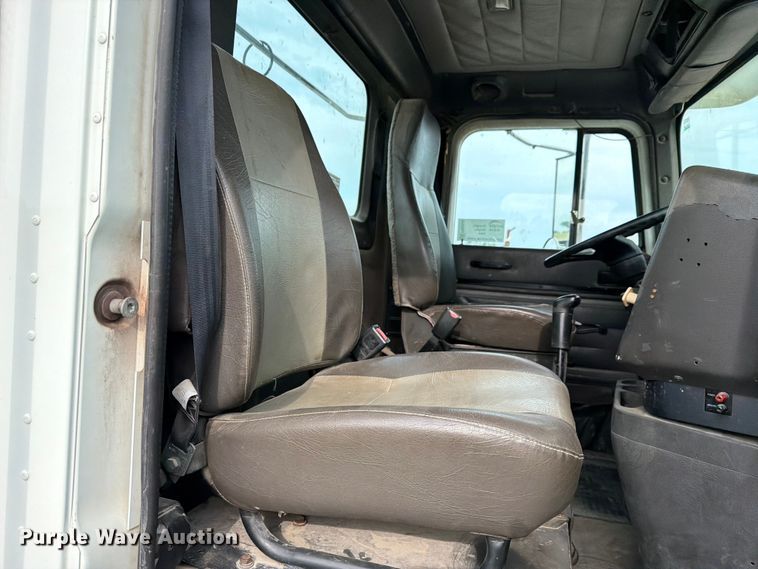 image for item FN2526 2000 International 9100 semi truck