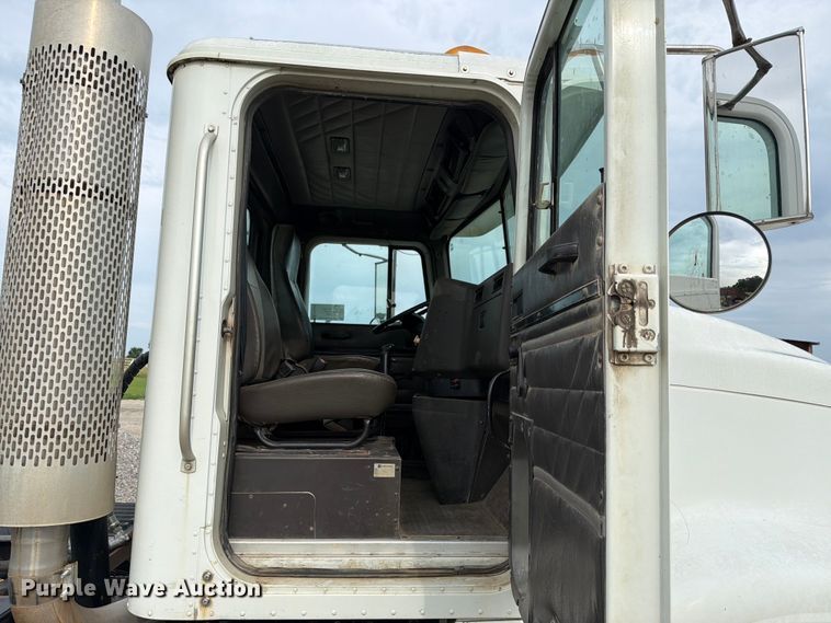 image for item FN2526 2000 International 9100 semi truck