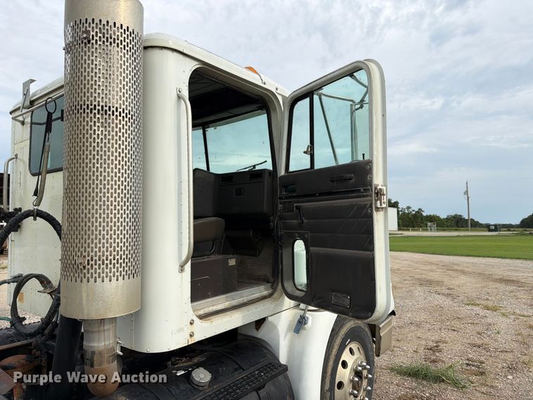 image for item FN2526 2000 International 9100 semi truck
